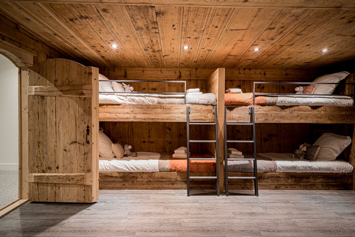 Le dortoir du Chalet Bonami : deux lits superposés en vieux bois, soit quatre couchages, au sous-sol du chalet