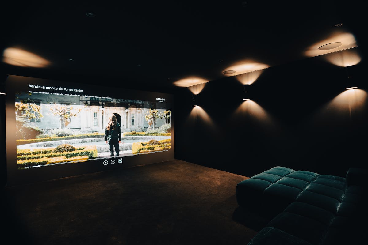 La salle de cinéma du Chalet Bonami, au sous-sol, avec son écran de 4 mètres et ses fauteuils